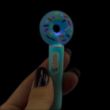 Ручка гелевая Alingar "Пончик", с подсветкой, 0,5 мм, синяя, игольчатый наконечник, цветной пластиковый корпус фото 4