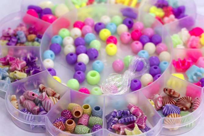 Набор для создания украшений-бусины Alingar, 155х155х18 мм, "Цветочек Candy", 12 видов бусин, подвески, 1х2,1 м леска, пластик.пенал фото 2