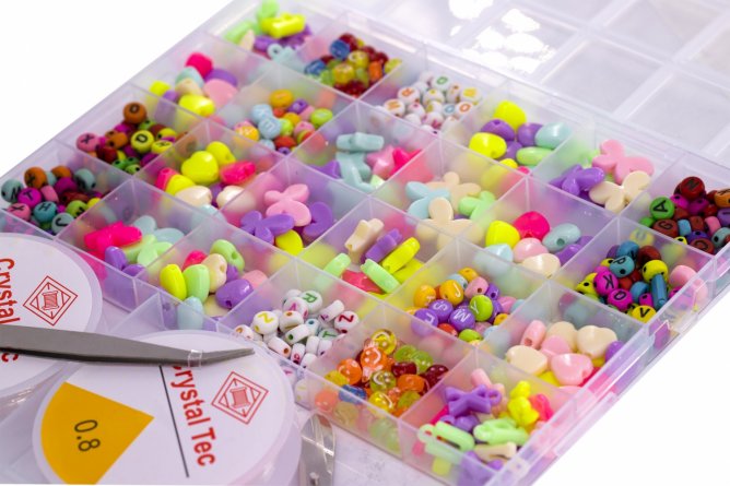 Набор для создания украшений-бусины Alingar, 200х190х18мм, "Figurines", 8 вид.бус.,подвес, 2х5.5м леска,ножницы, пинцет, пласт.пенал фото 2