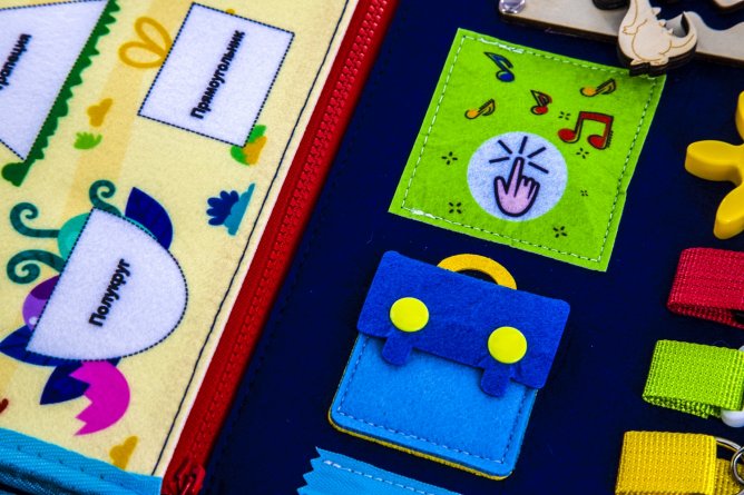 Бизибук, книга-рюкзак развивающая, 280 мм*240 мм, "Динозаврики", фетр, синий, 5 листов, застежка пряжка, упаковка зип-пакет фото 6